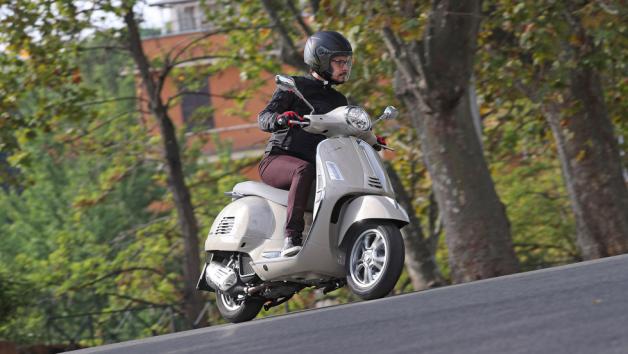 Piaggio Λυμπερόπουλος: Ετοιμοπαράδοτη η νέα Vespa GTS με δώρα αξίας 730 ευρώ 